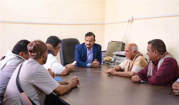 محافظ شبوة يبحث مع مؤسسة الكهرباء معالجات أزمة الوقود والطاقة