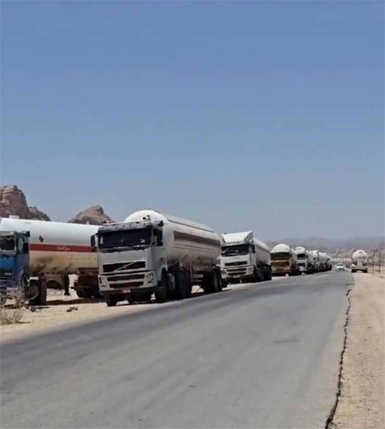 قطاع قبلي في ضواحي عتق يوقف حركة ناقلات الغاز المتجهة إلى مأرب