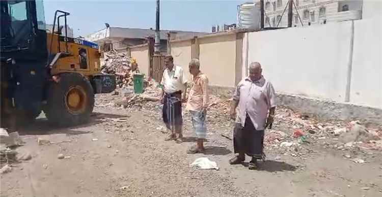 تدشين حملة نظافة مكثفة في ساحة وحوش مستشفى الصداقة بعدن