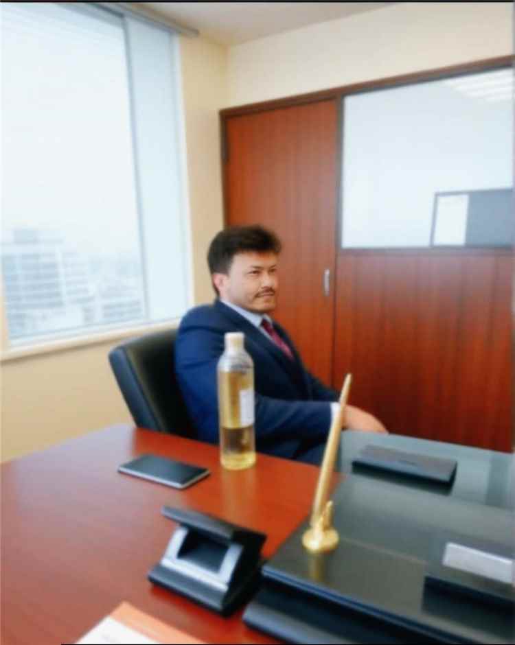 الشيخ حسين الهاظل يهنئ الأستاذ محمد أحمد عبيد الفضلي بمناسبة تعيينه مديراً عاماً للضرائب بعدن