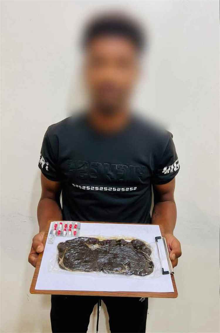 ضبط مروج حشيش متلبسًا في منطقة القاهرة بعدن
