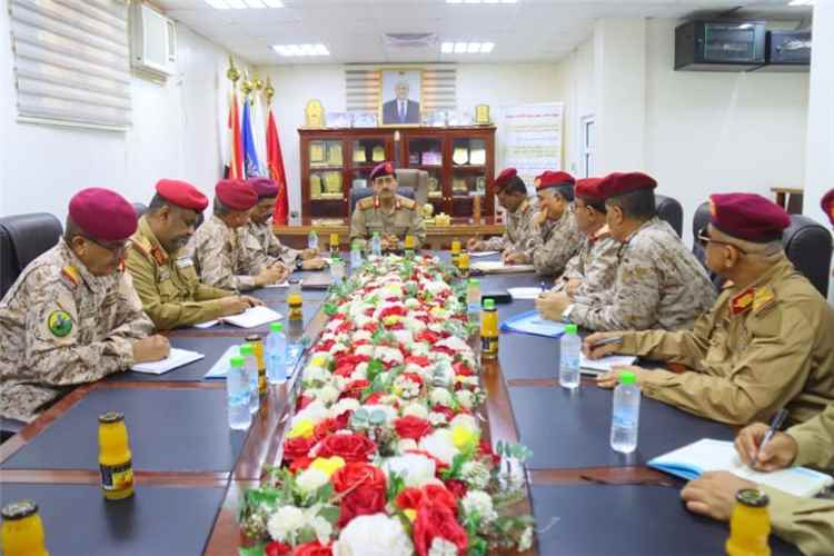 وزير الدفاع يجتمع بمساعديه ورؤساء الهيئات والتفتيش والرقابة ويؤكد الالتزام بالضوابط المنظمة للابتعاث