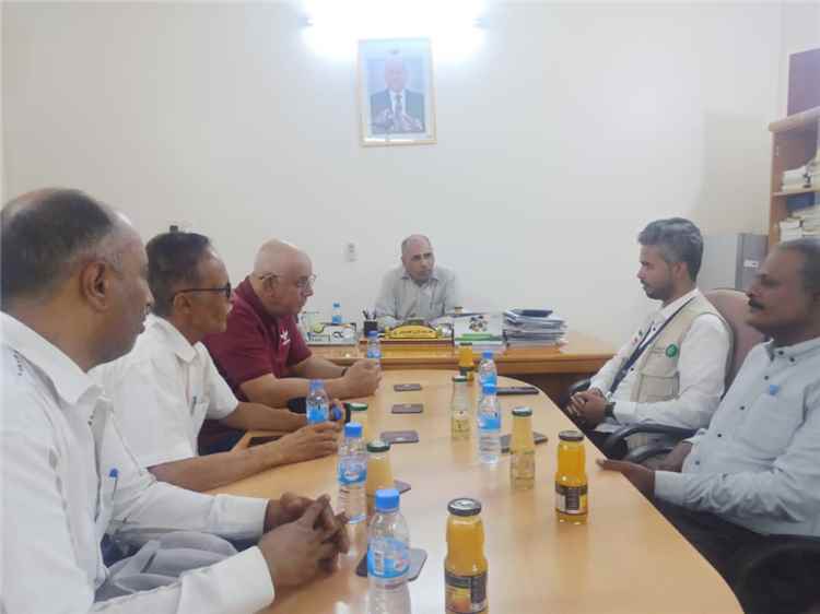 مؤسسة المياه بوادي حضرموت تناقش احتياجاتها مع جمعية العون المباشر الكويتية