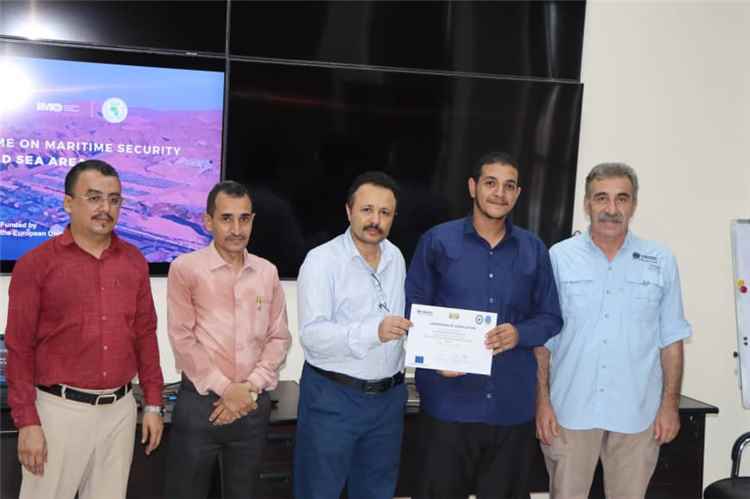 اختتام الدورة التدريبية في تركيب وتشغيل وصيانة أجهزة الاتصالات البحرية