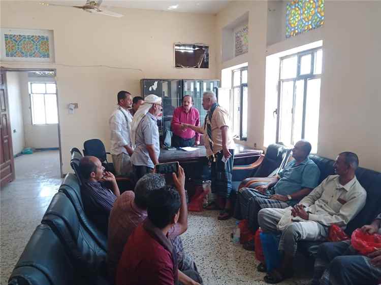 إجراء عملية الاستلام والتسليم بين المدير السابق والحالي لمديرية الملاح بمحافظة لحج