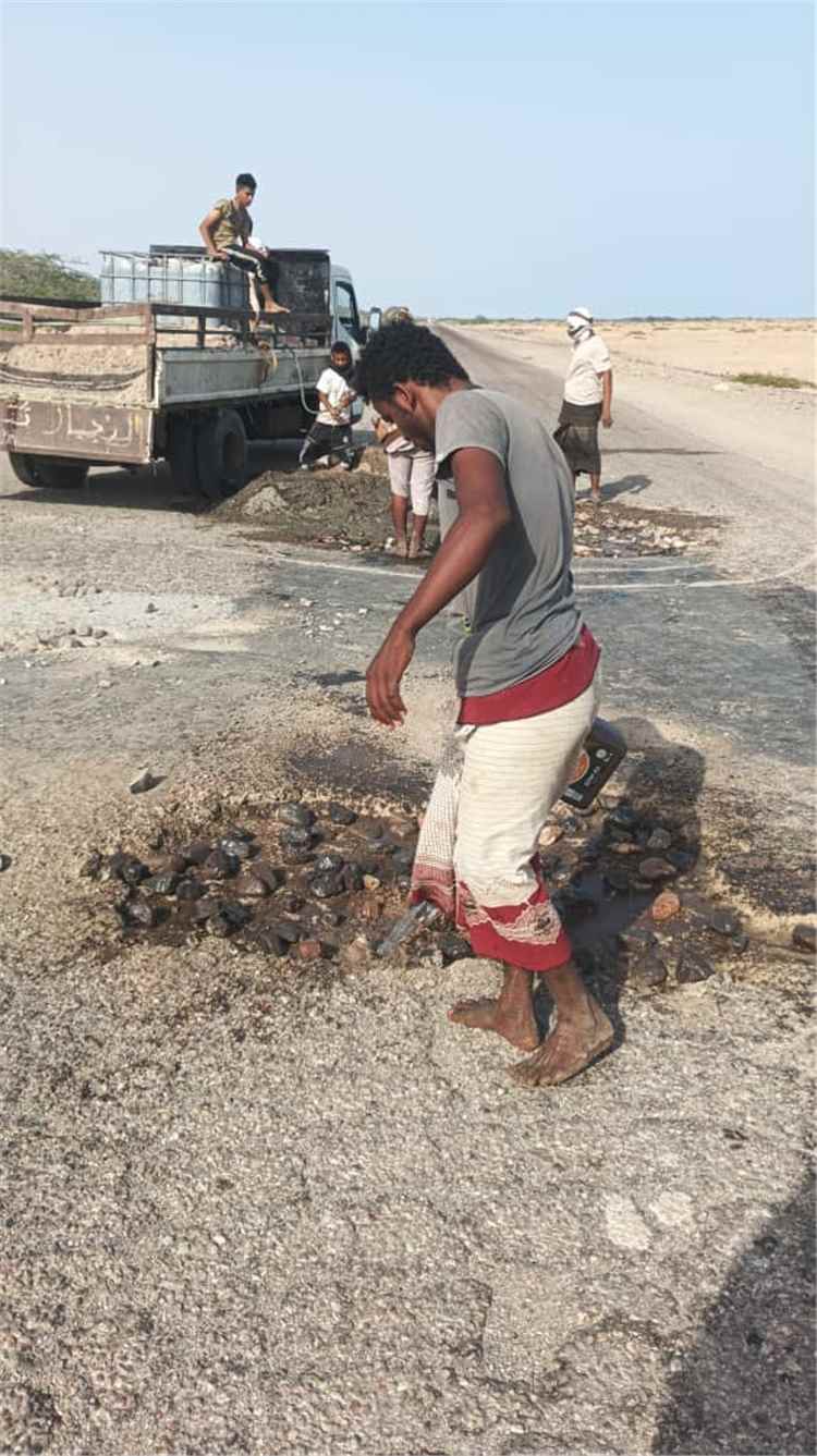 بسواعدهم.. شباب أحور يدفنون "حفر الموت" ويعيدون الأمان للخط الدولي