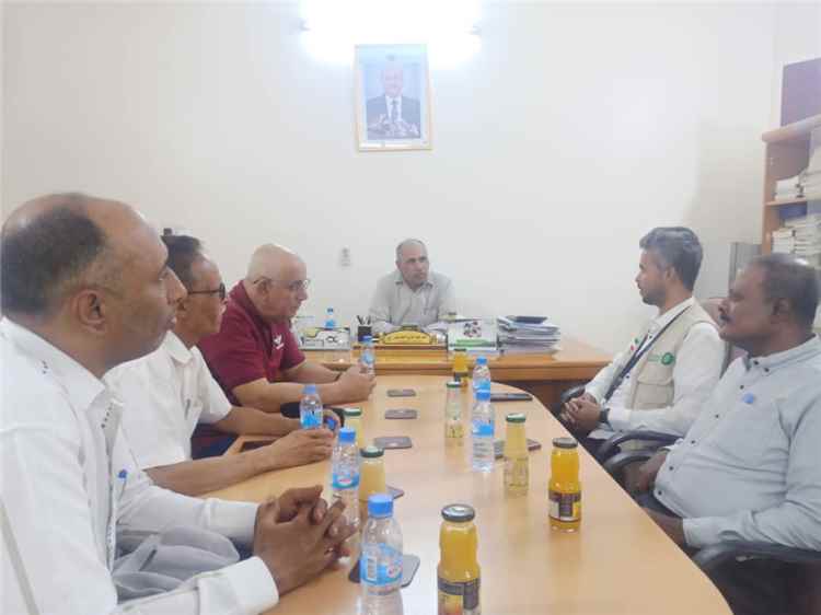 مؤسسة المياه بوادي حضرموت تناقش احتياجاتها مع جمعية العون المباشر الكويتية