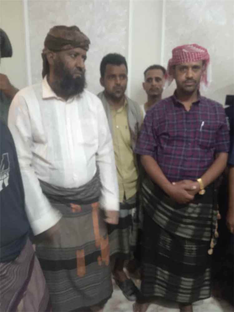 قائد اللواء الخامس مشاة يهنئ المفرج عنهم ويشيد بجهود الوسطاء والقادة في إنجاز عملية الإفراج .