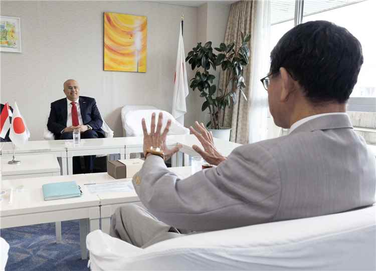 سفير بلادنا في طوكيو يبحث مع مسؤول ياباني تعزيز العلاقات الثنائية ودعم مسار السلام في اليمن