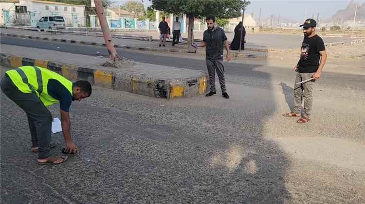 مسح ميداني شامل للطرق المتضررة في البريقة استعداداً لأعمال الصيانة