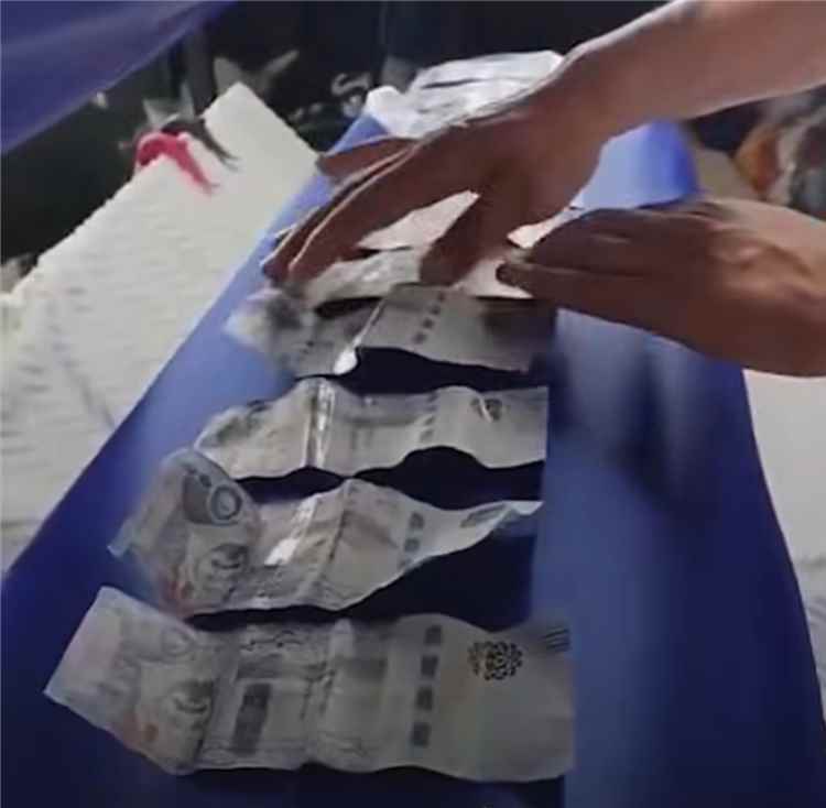 تصرف نبيل لعامل يمني في السعودية بعد العثور على 6 آلاف ريال داخل ملابس أحد الزبائن