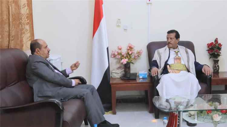 وكيل محافظة مأرب يناقش مع نائب وزير الشؤون الاجتماعية دعم السلطة المحلية لمواجهة التحديات الإنسانية