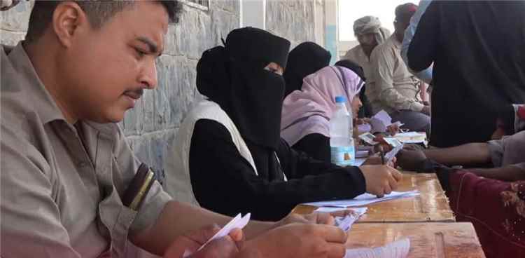 بدعم سعودي الخلية الإنسانية توزّع سلالًا غذائية في ريف المخا