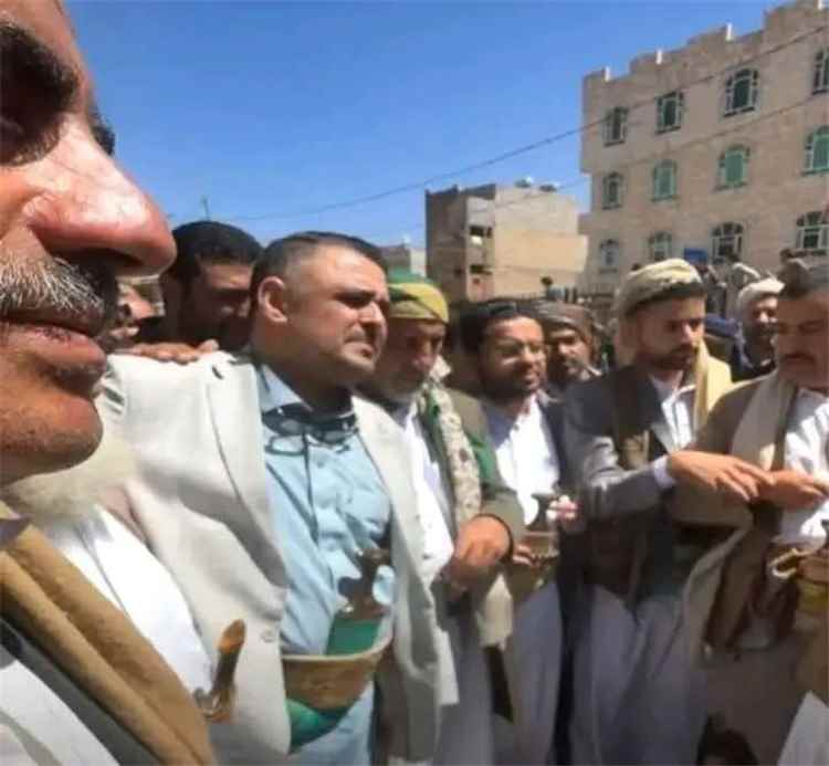 حكم قبلي يثير الجدل في صنعاء.. 250 ثوراً و18 مليون ريال وإغلاق فيسبوك تعويضاً لطبيب فلسطيني
