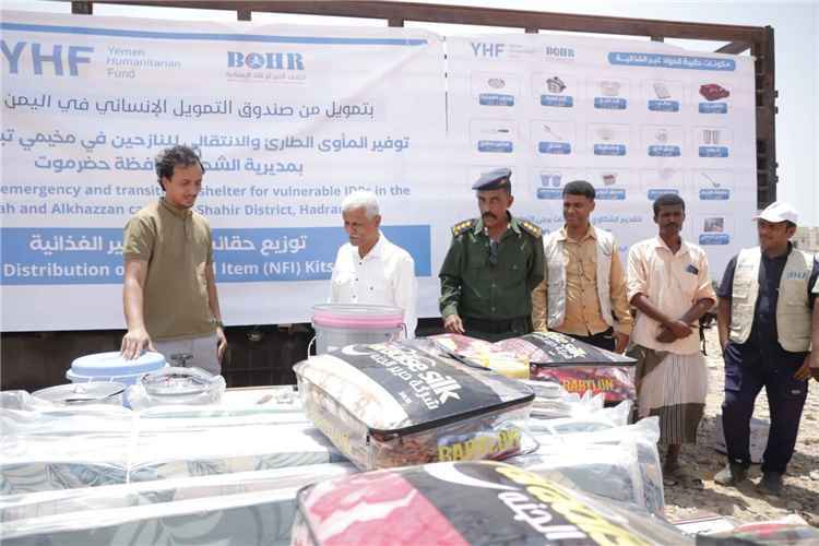 المدير العام لمديرية الشحر يدشن توزيع الحقائب غير الغذائية للنازحين في مخيمي تبالة والخزان