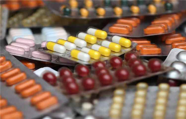 خبراء يحذرون من الإفراط في المكملات الغذائية