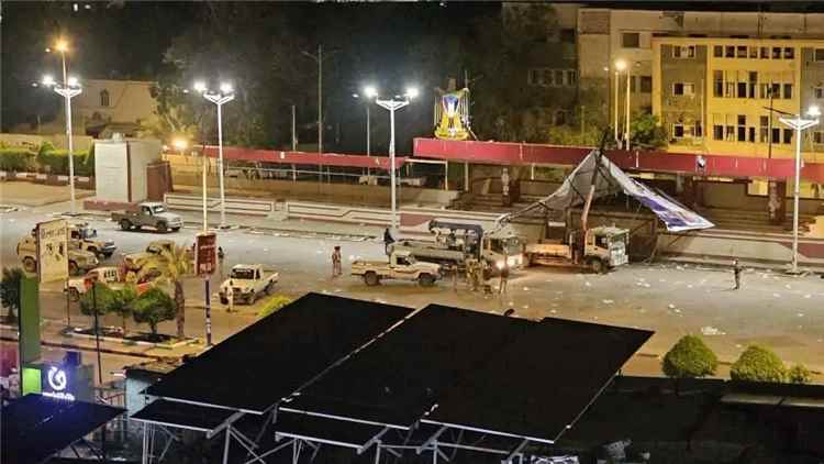 إزالة صورة عيدروس الزبيدي من ساحة العروض بعدن بشكل نهائي واقتلاع بنرات الحديد