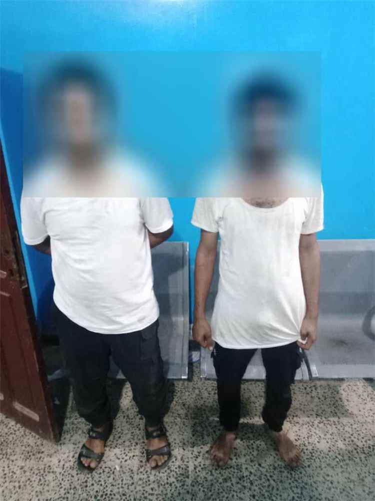 شرطة القاهرة بعدن تلقي القبض على متهمين متخصصين في نشل ممتلكات المواطنين باستخدام دراجة نارية