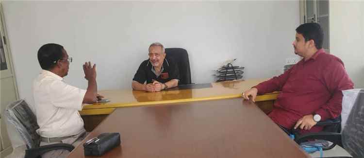 مدير عام الصحة بالمهرة يناقش ربط شبكة المياه للمشاريع الصحية الجديدة