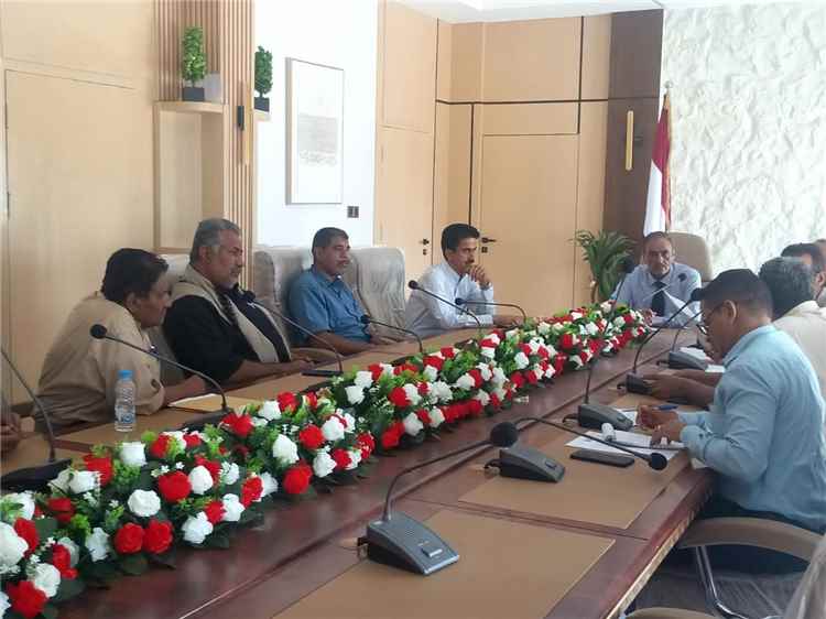 لجنة المناقصات بشبوة تُقر إرساء مناقصات لتأمين الأدوية والمستلزمات الطبية لمركزي الأورام والكلى