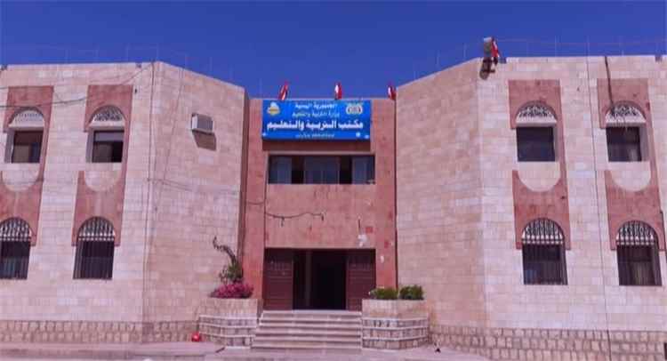مكتب الشباب والتربية بمأرب يناقشان إعداد المنتخب المدرسي والأنشطة الطلابية