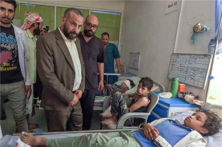 محافظ الضالع يزور الأطفال المصابين في فاجعة الريبي ويشدد على تقديم الرعاية الطبية اللازمة لهم