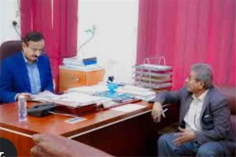 محافظ شبوة يناقش آليات تقييم الأداء الإداري بالمرافق الحكومية.