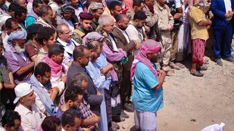 محافظ الضالع يتقدم تشييع ضحايا فاجعة 
