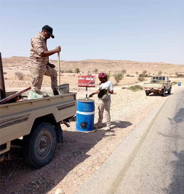 قوة حماية الشركات بالمنطقة العسكرية الثانية تنفذ حملة تطوعية لتركيب لوحات إرشادية وتحذيرية على خط سيئون - المكلا