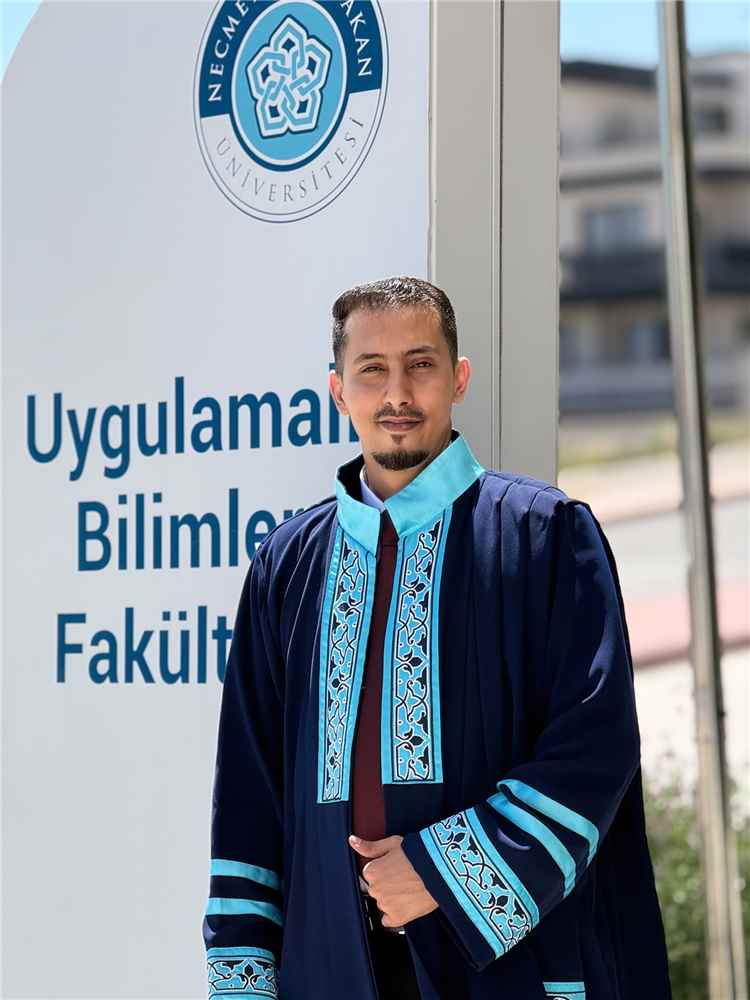 ​بدرجة امتياز.. جامعة "نجم الدين أربكان" تمنح الباحث اليمني عزيز العزب الماجستير في التسويق الدولي