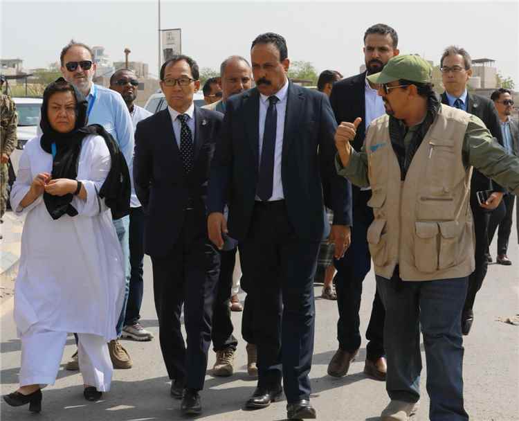 وزير الأشغال والسفير الياباني يطلعان على مشروع تأهيل شارع الخمسين في عدن عقب استكمال تنفيذه