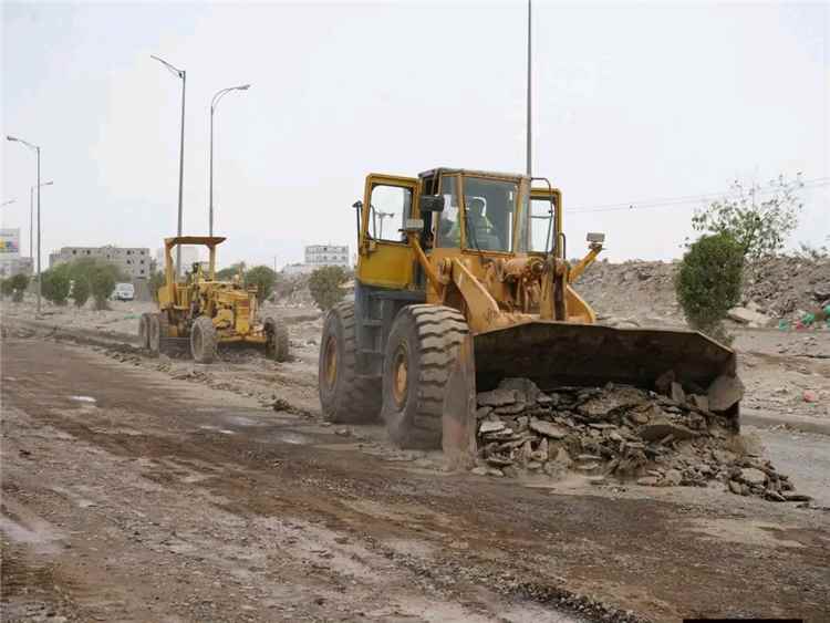 وزير الأشغال ومحافظ لحج يدشنان أعمال الصيانة الروتينية للطرق بالمحافظة