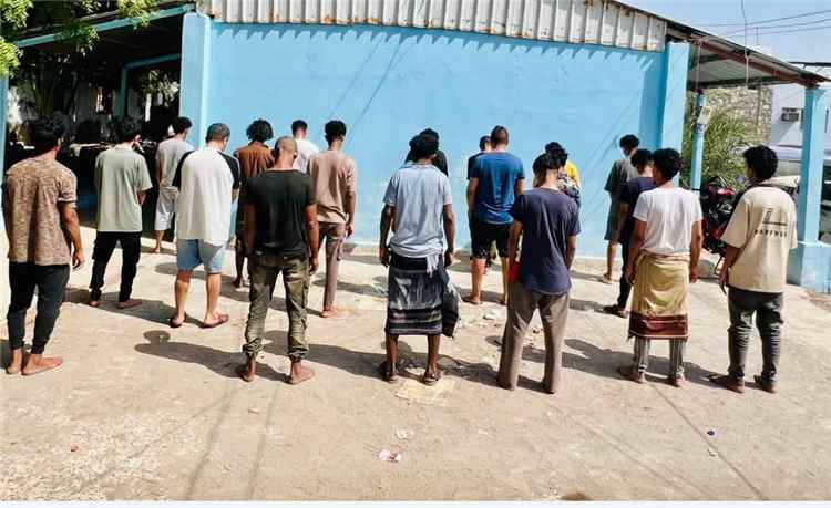 إدارة مكافحة المخدرات تطيح بـ 20 متهمًا في عدة قضايا ترويج وتعاطي للمخدرات في العاصمة عدن..