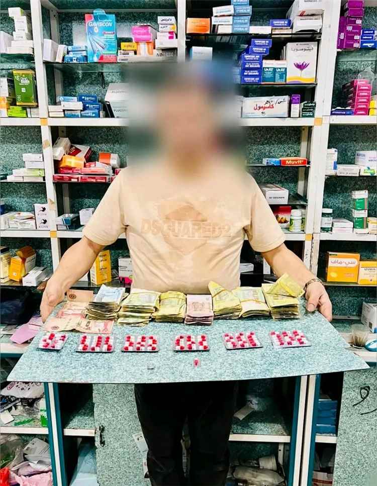إدارة مكافحة المخدرات في عدن تلقي القبض على دكتور صيدلاني وهو يبيع حبوب البريجبالين المجرمة قانونياً داخل صيدلية بالمنصورة