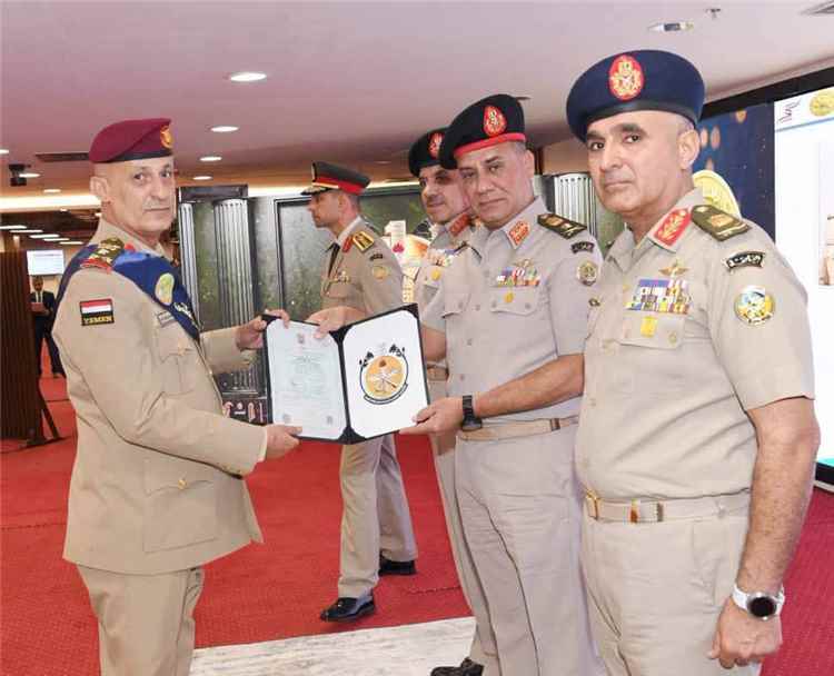 الملحق العسكري في الأردن يهنئ العميد الردفاني بحصوله على المركز الأول في كلية الدفاع الوطني بمصر