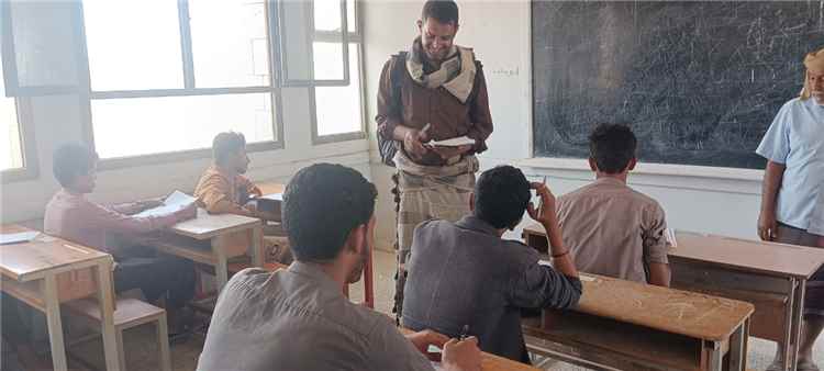 مدير مكتب مدير عام المحفد يتفقد المركز الامتحاني بثانوية صيفان