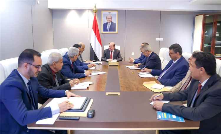 رئيس الوزراء يعقد اجتماعاً بقيادة وزارة المالية والمصالح الإيرادية التابعة لها