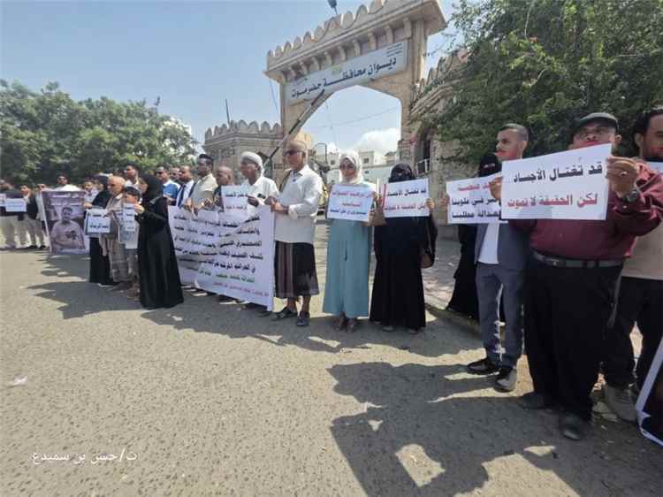 صحفيون في المكلا يطالبون بتسريع التحقيق في مقتل محمد عيضة خلال وقفة تضامنية