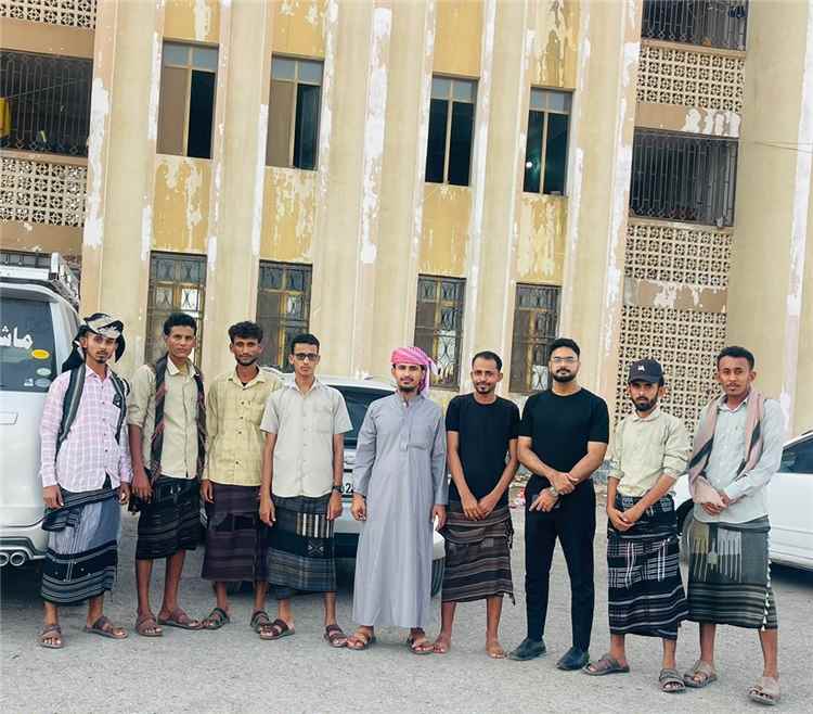 شيخ مشايخ شباب الصبيحة يزور طلاب الصبيحة في عدن ويقدم لهم سلالاً غذائية للتخفيف من معاناتهم