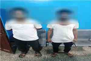 شرطة القاهرة بعدن تلقي القبض على متهمين متخصصين في نشل ممتلكات المواطنين باستخدام دراجة نارية