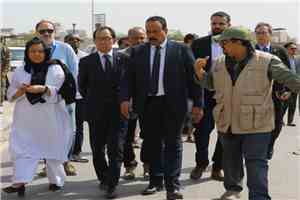 وزير الأشغال والسفير الياباني يطلعان على مشروع تأهيل طريق شارع الخمسين في عدن