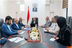 وزير الاتصالات يناقش مستوى الأداء المؤسسي وخطط تطوير قطاعي الاتصالات والبريد