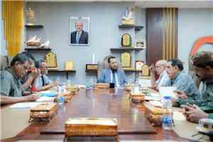 محافظ العاصمة عدن يناقش مع رئيس مصلحة السجون ومدير الأمن أوضاع النزلاء وتعزيز التنسيق مع النيابة والقضاء