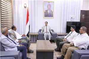 وزير الشباب والرياضة يبحث مع وكيل شبوة دعم الأنشطة الشبابية وتطوير البنية الرياضية