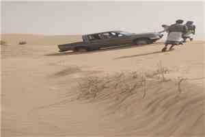 الرياح الموسمية تعزل منطقة الحامية برضوم والكثبان الرملية تقطع شريانها الحيوي المرتبط بخط الساحل الدولي