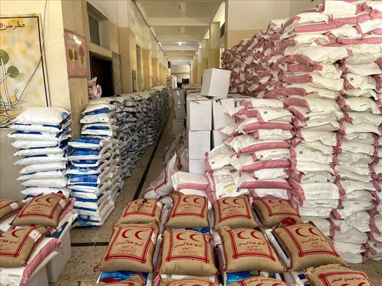 توزيع السلل الغذائية للعاملين في القطاع التربوي بمديرية صيرة