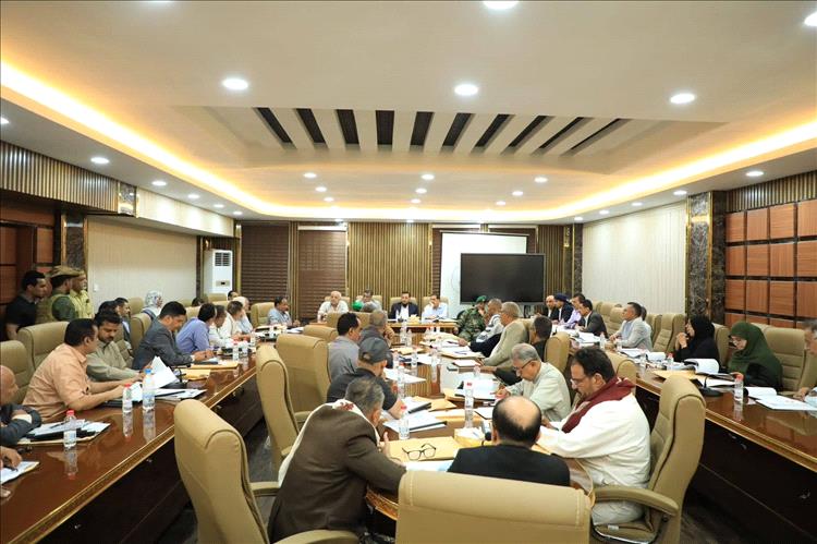 برئاسة المحافظ عبدالرحمن شيخ ..المكتب التنفيذي يستعرض أوضاع المياه والصرف الصحي ويشدد على رفع وتيرة العمل ومضاعفة الجهود الخدمية والرقابية