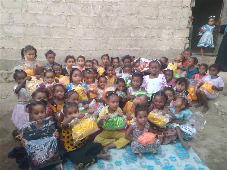 مؤسسة صدى للإغاثة والتنمية توزع 100 بدلة جديدة على 100 طفلة من قرية الرواء