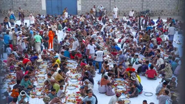 الخلية الإنسانية تقيم الإفطار الجماعي الخامس في مديرية المخا