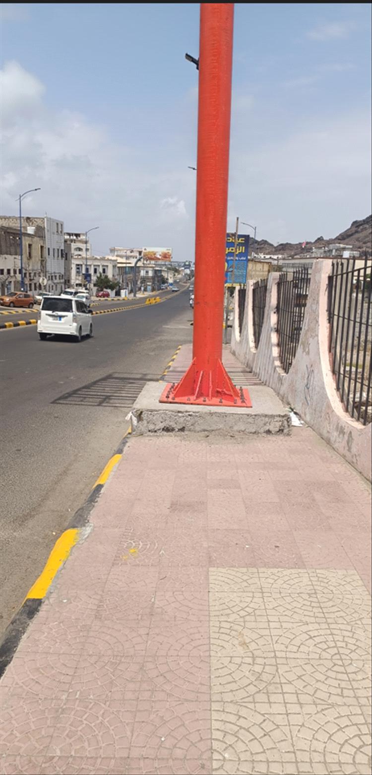 لوحة إعلانية تعرّض المارة للخطر في المعلّا.. دعوات لإزالة العوائق وتنظيم الشوارع